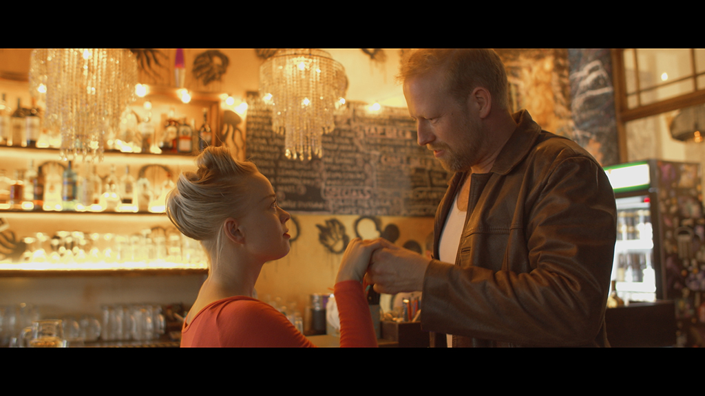 Photo du film The Bar Raider : Jack with the gun, the owner and the waitress