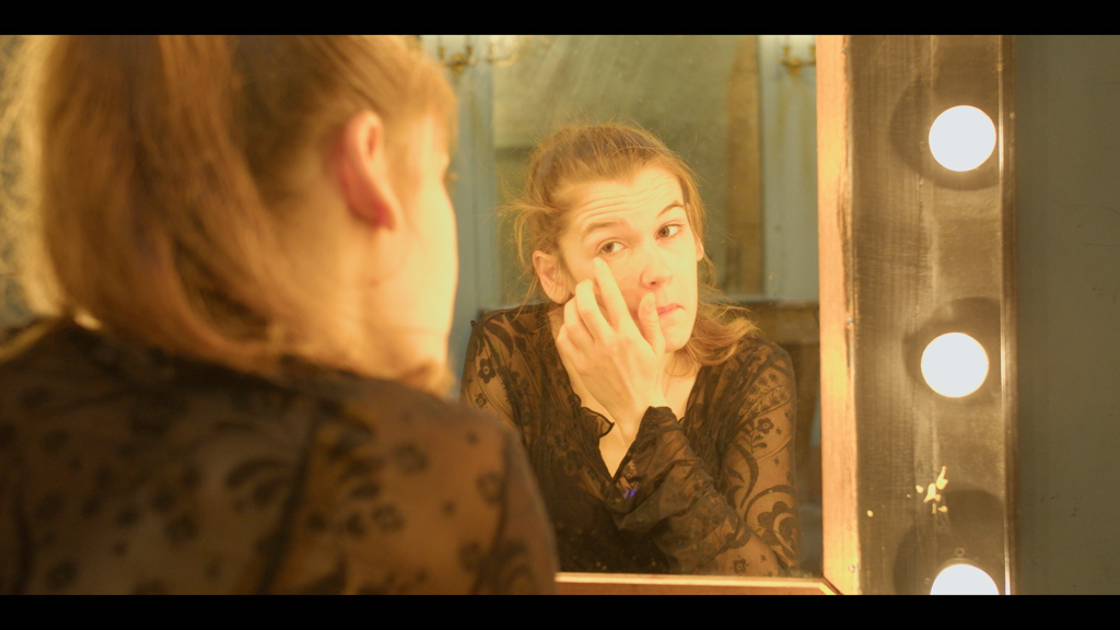 Photo du documentaire Les Enseignements du masque : comédienne devant le miroir